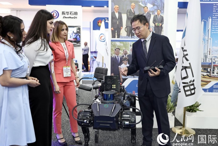 振华石油展示的防爆智能机器狗，常态化在油田巡查。人民网 伊纳斯·易卜拉欣摄