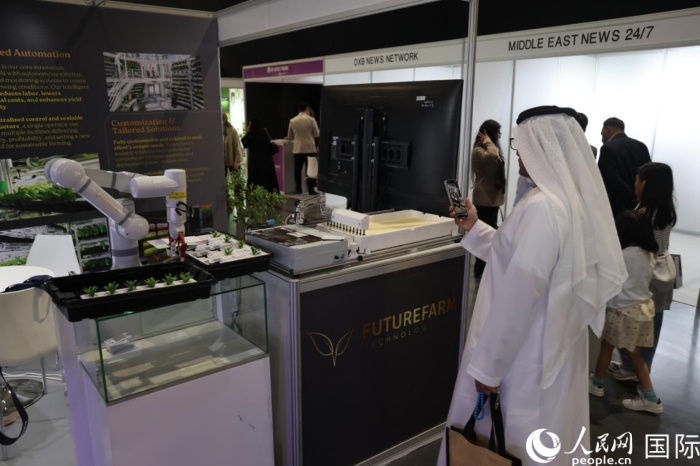 中国香港企业展出的全自动移栽和播种机械臂，受到中东客商的欢迎。人民网记者 张志文摄