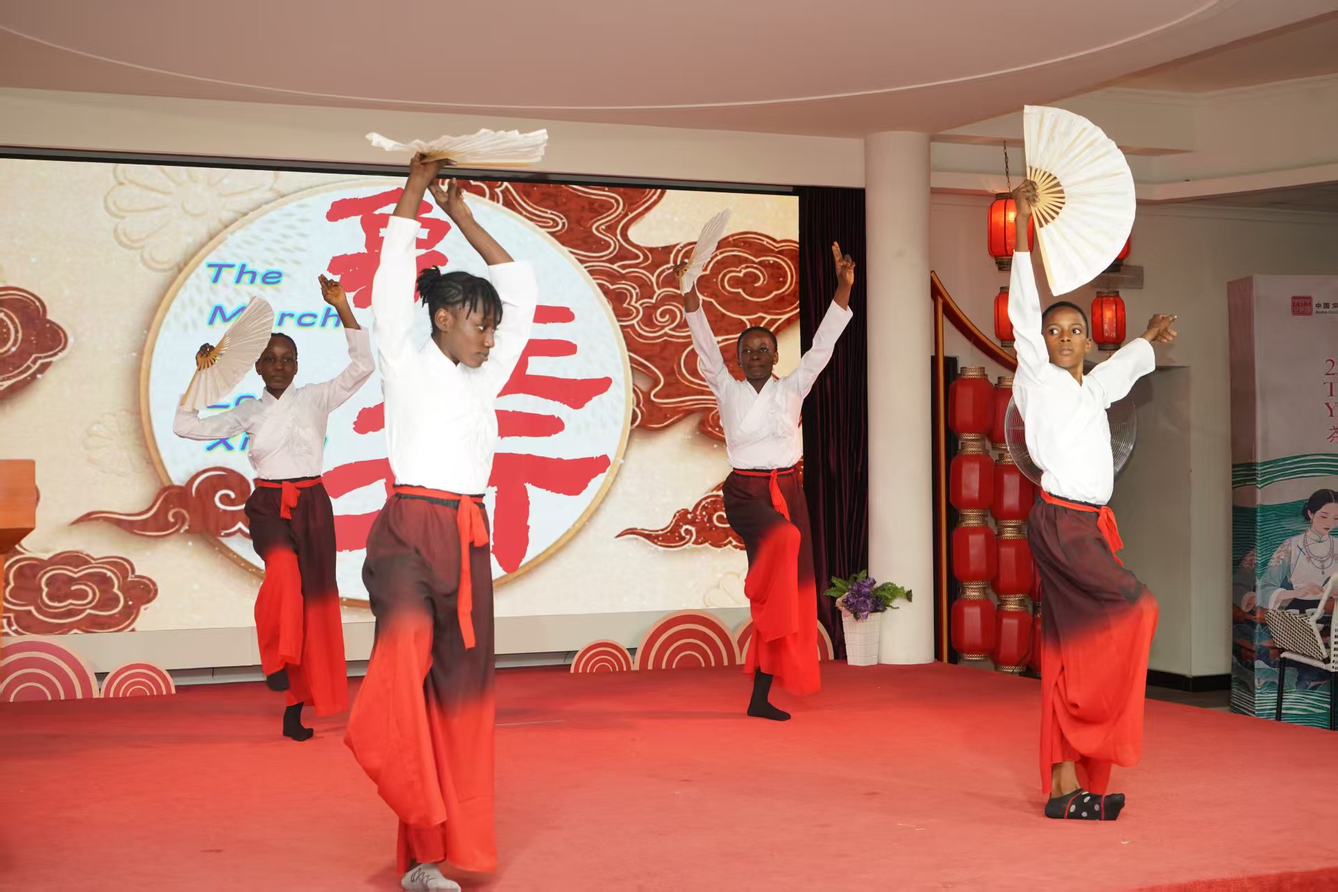 “中国之角”学生表演舞蹈《象王行》 尼日利亚中国文化中心供图