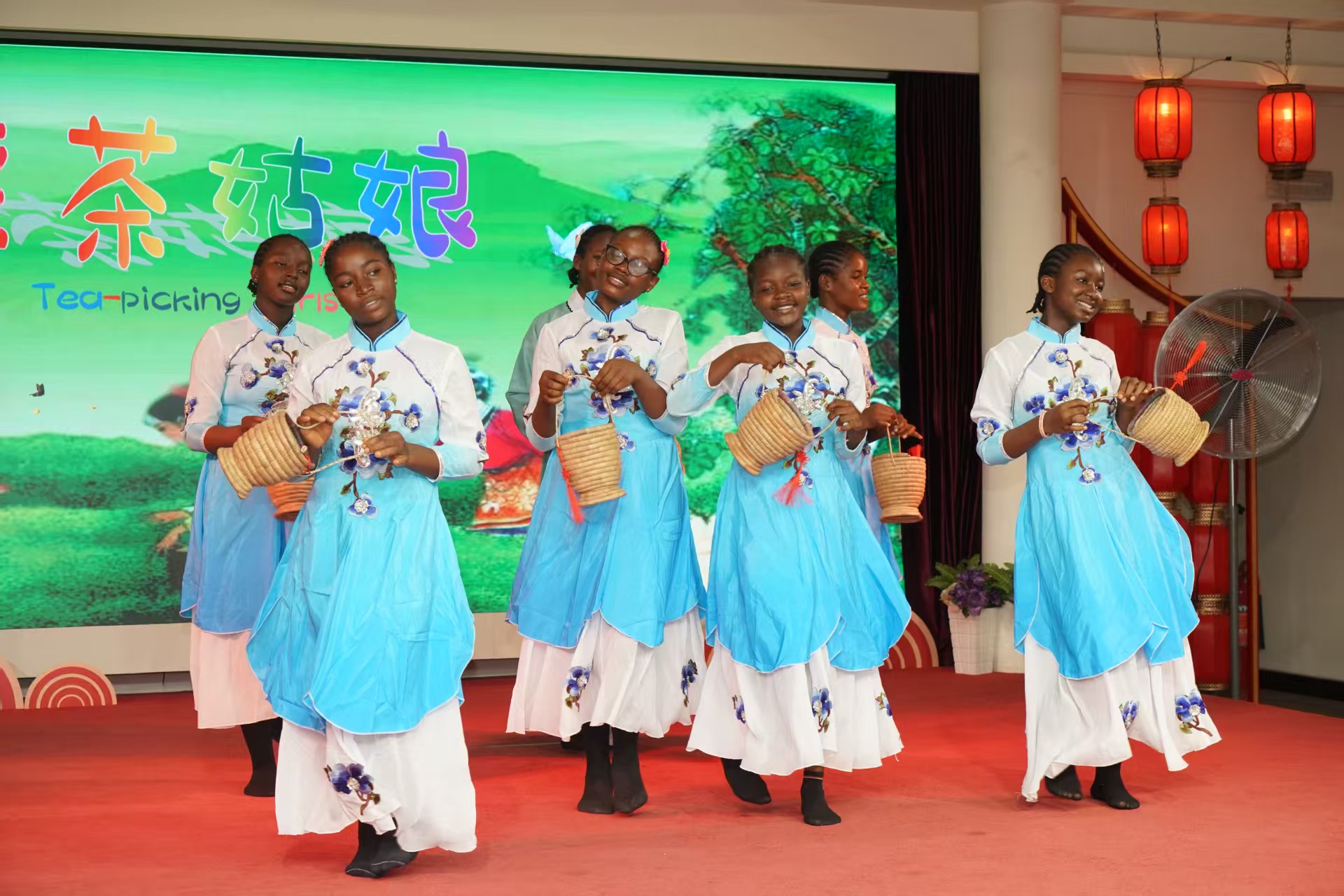 “中国之角”学生表演舞蹈《采茶姑娘》 尼日利亚中国文化中心供图