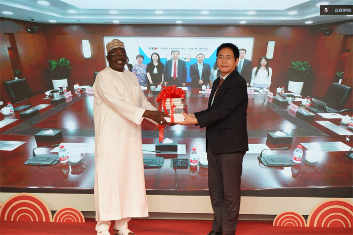 杨建兴（右）代表人民教育出版社向“中国之角”赠书仪式在尼日利亚首都阿布贾。尼日利亚中国文化中心供图