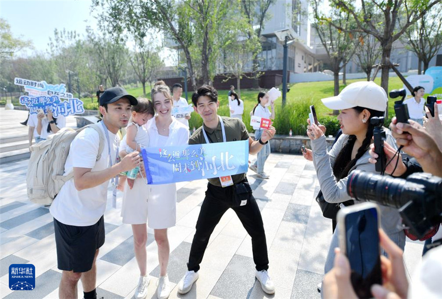 9月14日，游客在石家庄市元氏县蟠龙湖景区拍照留念。新华社记者 王晓 摄