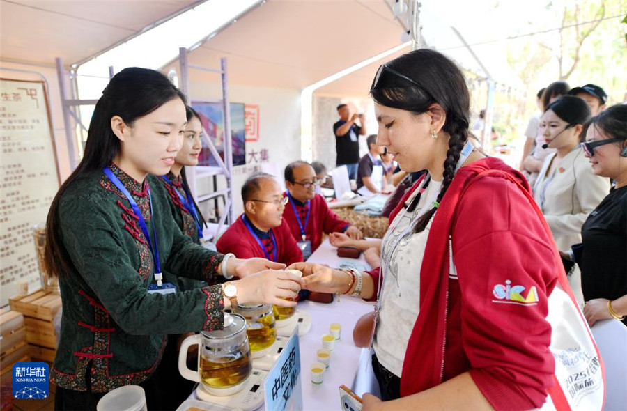 9月14日，外国游客在石家庄市元氏县了解中医药文化。新华社记者 王晓 摄
