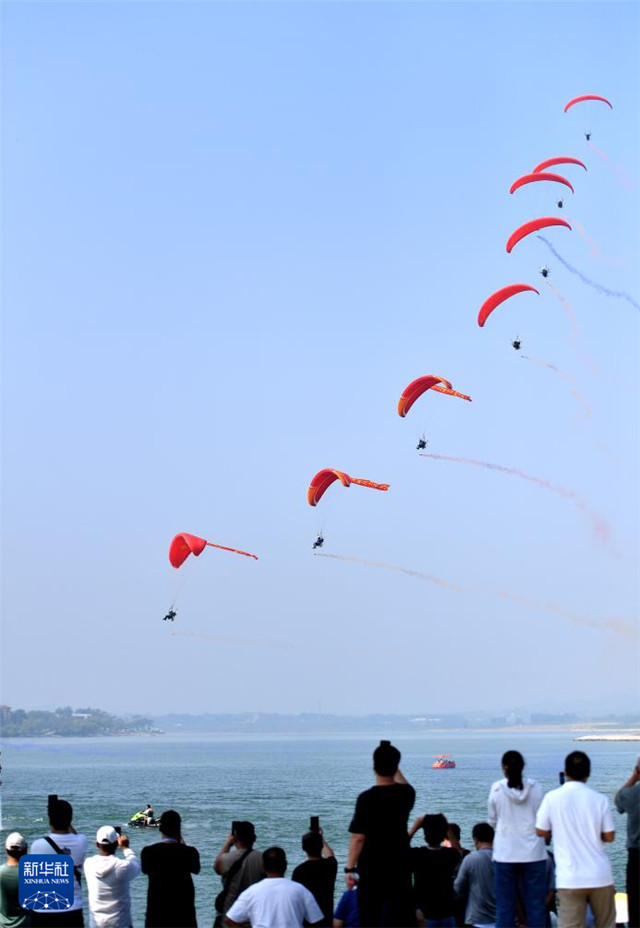 9月14日，游客在石家庄市元氏县蟠龙湖景区游玩。新华社记者 王晓 摄