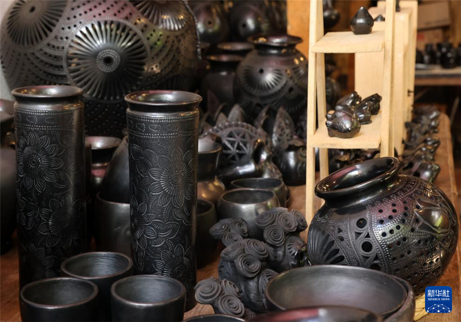 这是9月14日在墨西哥瓦哈卡州的圣巴托洛科约特佩克市一处黑陶工坊拍摄的黑陶制品。新华社记者 李梦馨 摄