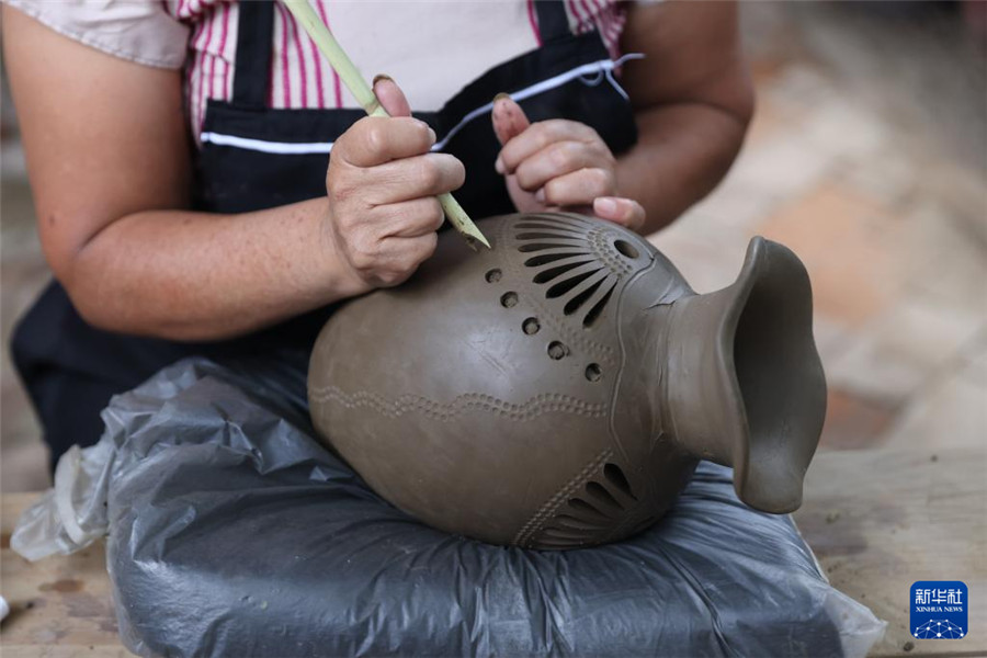 9月14日，在墨西哥瓦哈卡州的圣巴托洛科约特佩克市，一名黑陶手工艺者进行雕刻镂空。新华社记者 李梦馨 摄