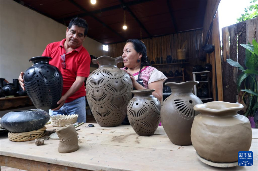 9月14日，在墨西哥瓦哈卡州的圣巴托洛科约特佩克市，黑陶手工艺者展示不同步骤下的黑陶制品。新华社记者 李梦馨 摄