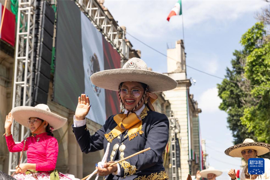 9月16日，在墨西哥瓦哈卡州的瓦哈卡市中心，身着传统民族服装的女孩骑马参加独立日庆祝活动。新华社记者 李梦馨 摄