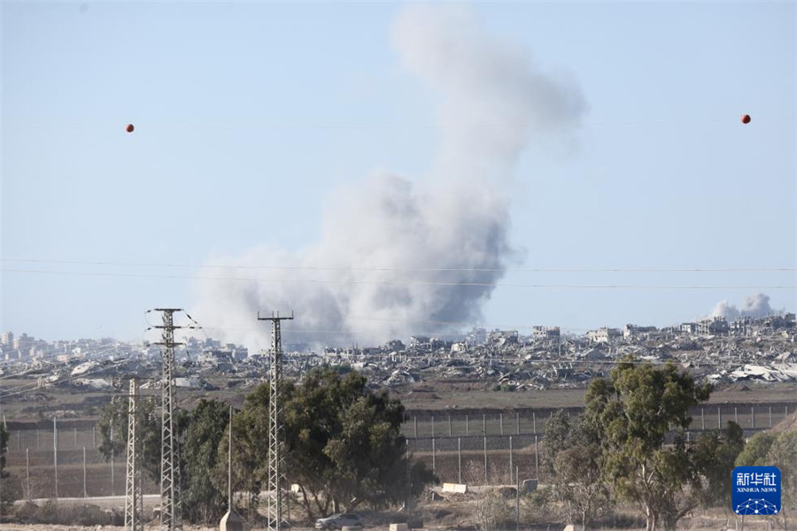 这是9月16日从加沙边境以色列一侧拍摄的加沙地带遭袭后升起浓烟。新华社发（贾马尔·阿瓦德摄）