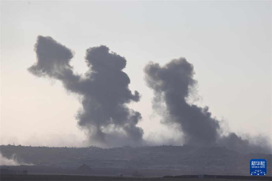 这是9月16日从加沙边境以色列一侧拍摄的加沙地带遭袭后升起浓烟。新华社发（贾马尔·阿瓦德摄）