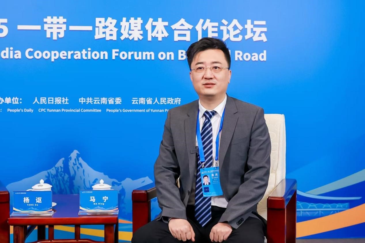 图为中原环保股份有限公司总经理助理马宁接受专访