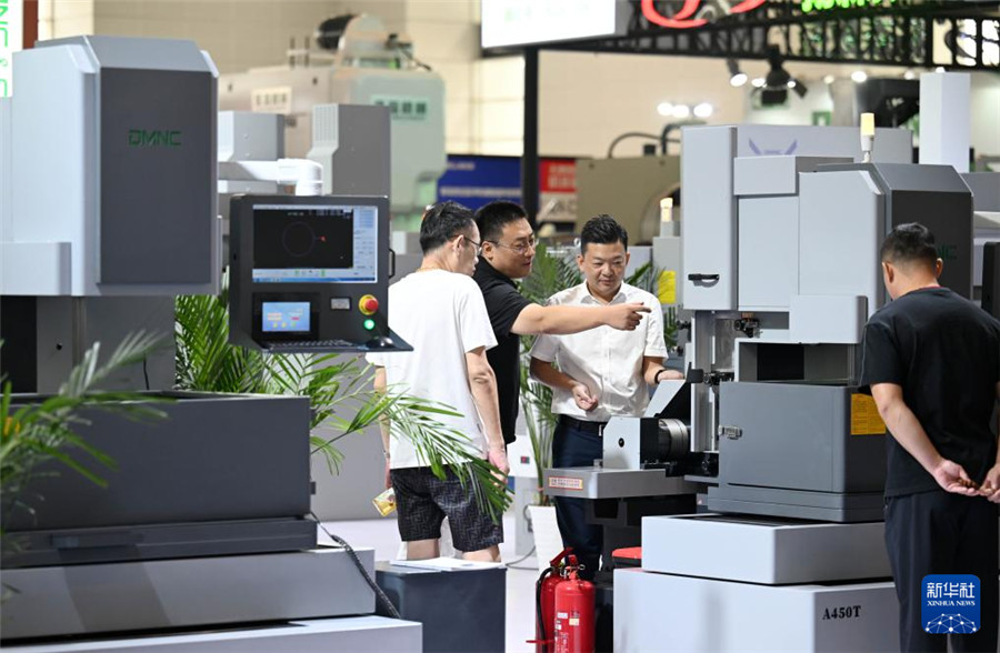9月17日，参观者在展会现场了解一款工业机床产品。新华社记者 赵子硕 摄