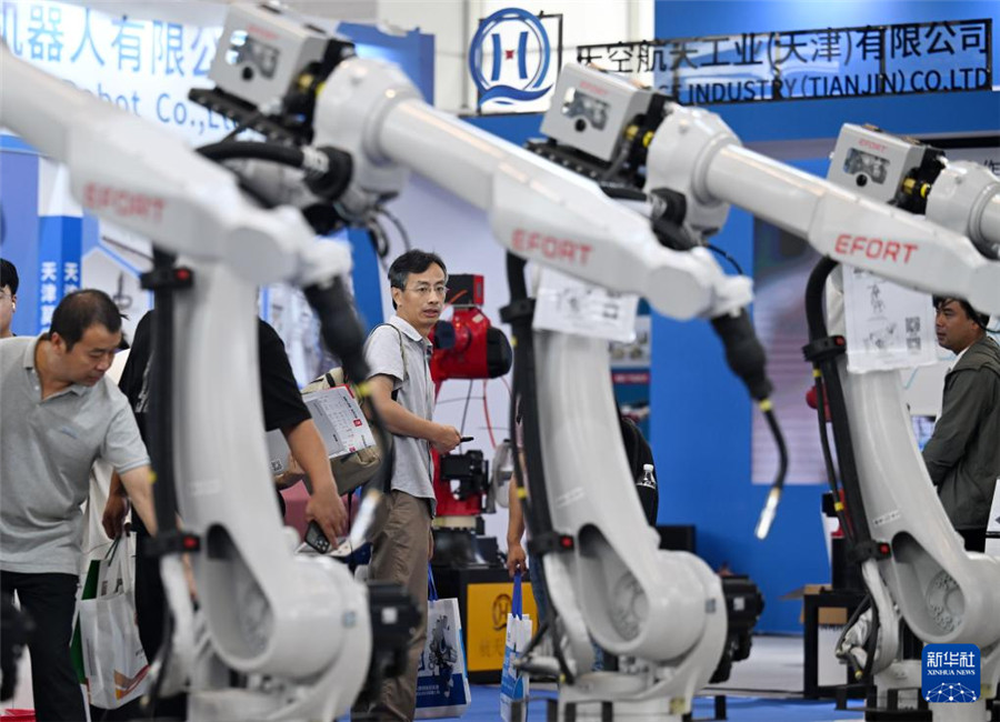 9月17日，参观者在展会现场了解一款机械臂产品。新华社记者 赵子硕 摄