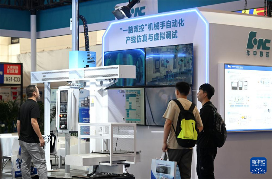 9月17日，参观者在展会现场了解一款自动化产线仿真与虚拟调试设备。新华社记者 赵子硕 摄