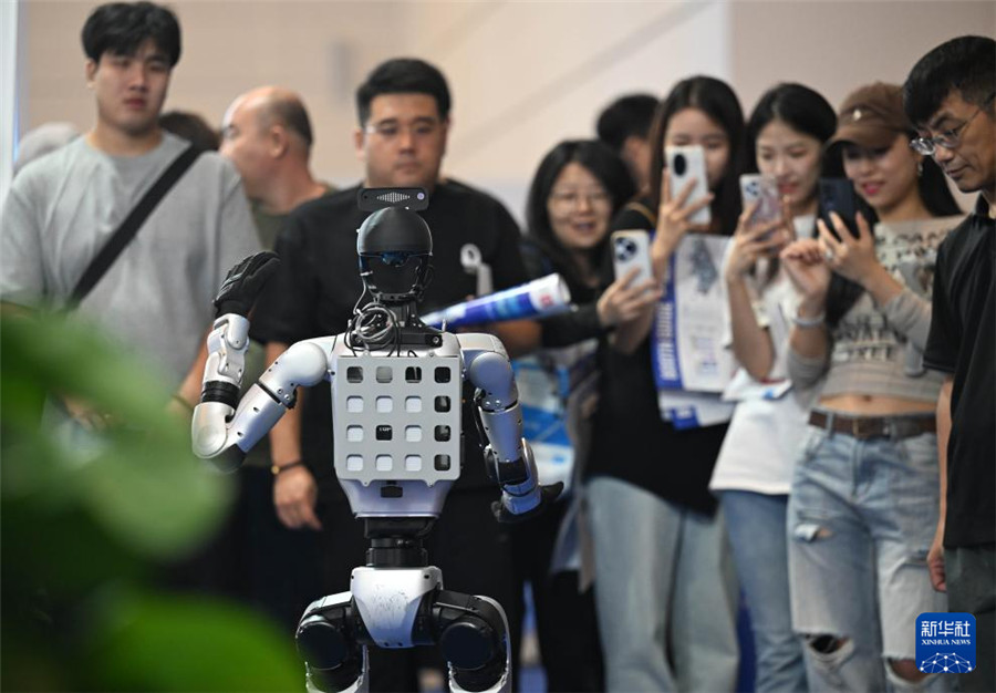 9月17日，参观者在展会现场观看一款人形机器人表演。新华社记者 赵子硕 摄