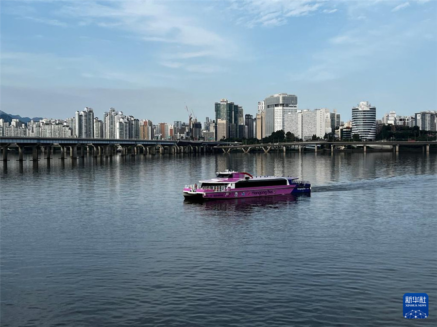 9月17日，“汉江巴士”在韩国首尔市的汉江中试航。新华社发
