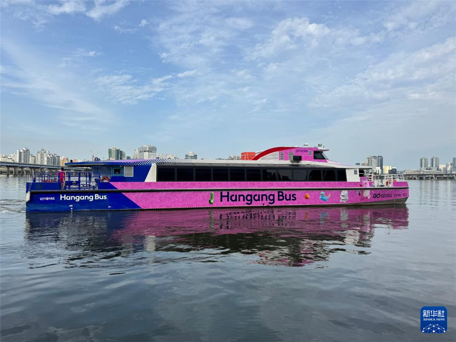 9月17日，“汉江巴士”在韩国首尔市的汉江中试航。新华社发