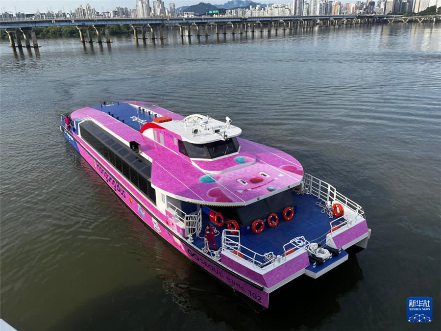 9月17日，“汉江巴士”在韩国首尔市的汉江中试航。新华社发