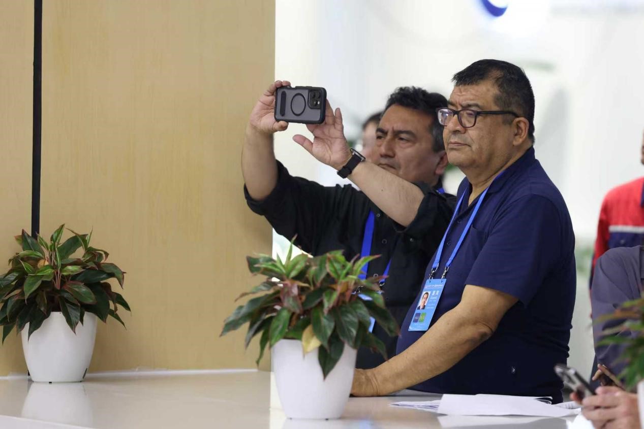 2025“一带一路”媒体合作论坛中外媒体联合采访团在云天化天安化工采访调研。人民网记者 张武军摄