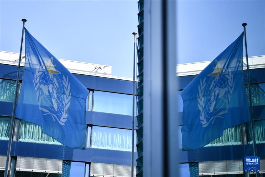 这是9月17日在瑞士日内瓦世界气象组织总部拍摄的世界气象组织旗帜。新华社记者 连漪 摄