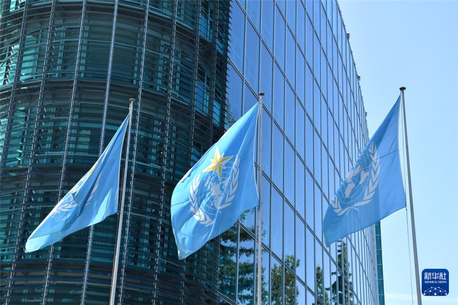 这是9月17日在瑞士日内瓦世界气象组织总部拍摄的世界气象组织旗帜。新华社记者 连漪 摄