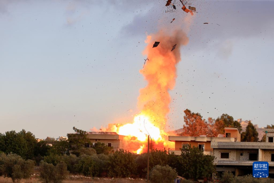 这是9月18日在黎巴嫩南部奈拜提耶附近的泰卜尼特村拍摄的遭袭画面。新华社发（阿里·哈希绍摄）