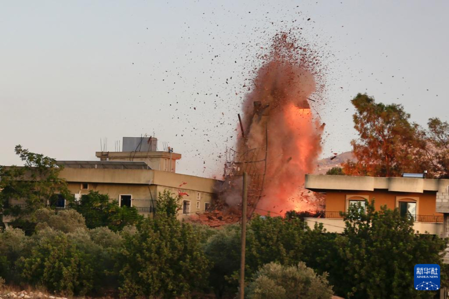 这是9月18日在黎巴嫩南部奈拜提耶附近的泰卜尼特村拍摄的遭袭画面。新华社发（阿里·哈希绍摄）