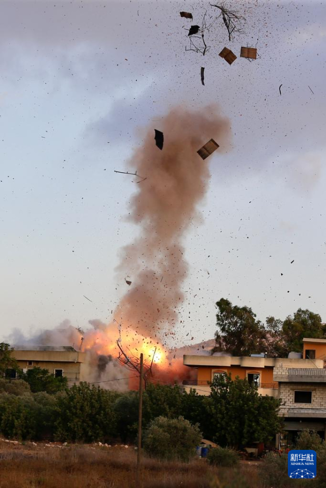 这是9月18日在黎巴嫩南部奈拜提耶附近的泰卜尼特村拍摄的遭袭画面。新华社发（阿里·哈希绍摄）