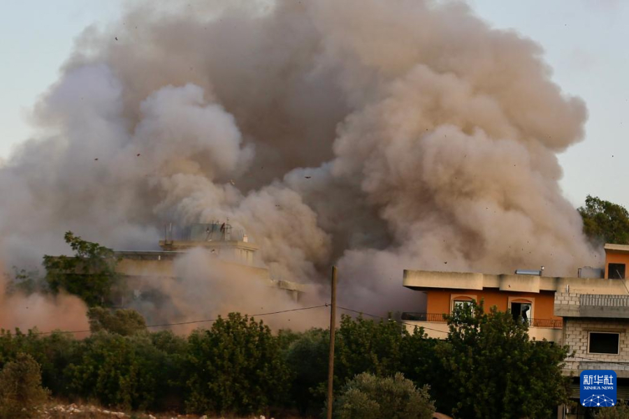 这是9月18日在黎巴嫩南部奈拜提耶附近的泰卜尼特村拍摄的遭袭画面。新华社发（阿里·哈希绍摄）