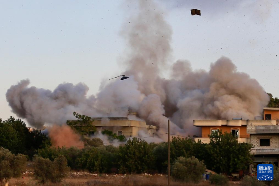 这是9月18日在黎巴嫩南部奈拜提耶附近的泰卜尼特村拍摄的遭袭画面。新华社发（阿里·哈希绍摄）