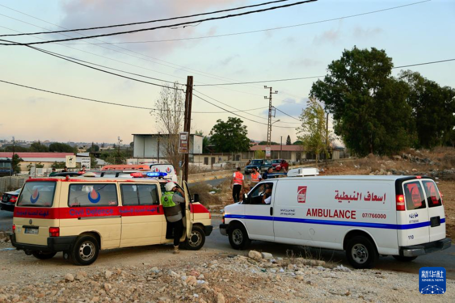 9月18日，在黎巴嫩南部奈拜提耶附近的泰卜尼特村，救援人员在现场开展工作。新华社发（阿里·哈希绍摄）