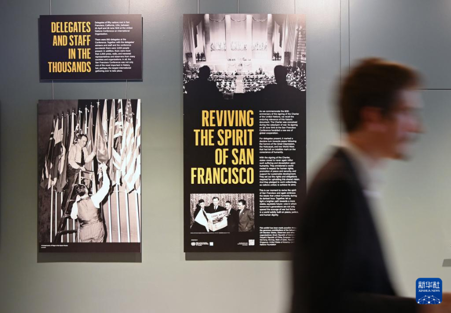 9月18日，在位于纽约的联合国总部，一名男子从“重振旧金山精神”展览前走过。新华社记者 李睿 摄