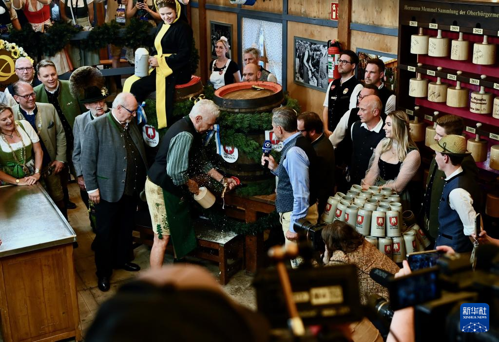 9月20日，德国慕尼黑市长迪特尔·赖特尔（中）开启本届啤酒节第一桶啤酒。新华社记者 张豪夫 摄