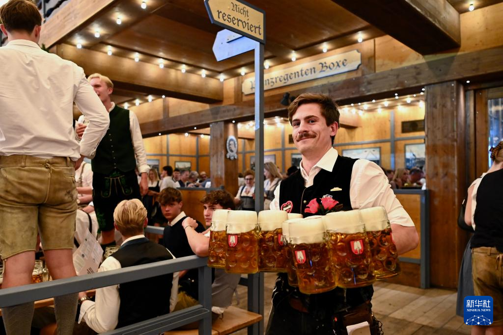 9月20日，工作人员在德国慕尼黑啤酒节现场运送啤酒。新华社记者 张豪夫 摄