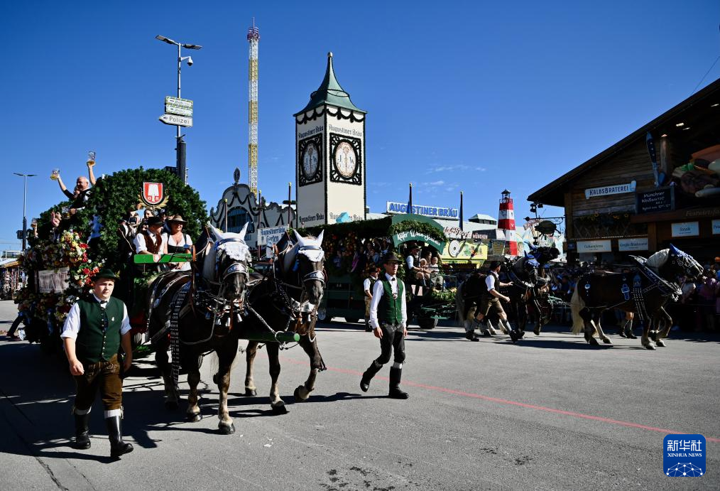 这是9月20日拍摄的德国慕尼黑啤酒节开幕大游行现场。新华社记者 张豪夫 摄