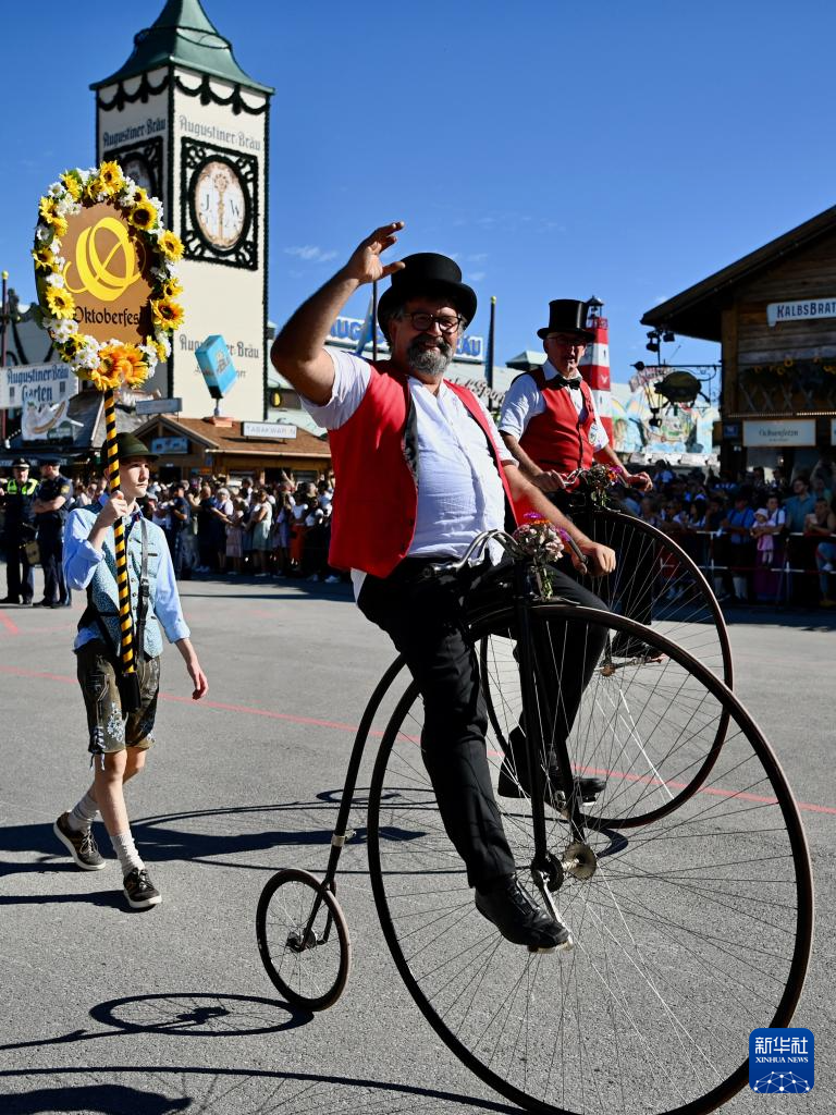这是9月20日拍摄的德国慕尼黑啤酒节开幕大游行现场。新华社记者 张豪夫 摄