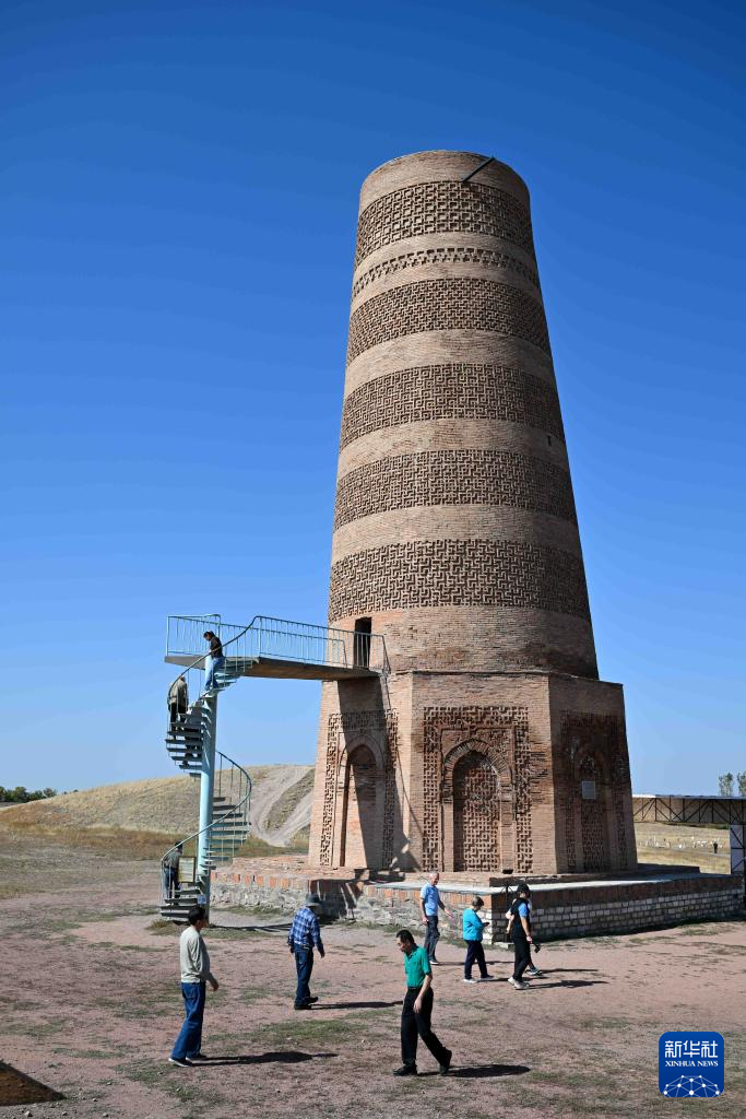 9月20日，游客在吉尔吉斯斯坦楚河州的布拉纳塔参观。新华社记者 李任滋 摄