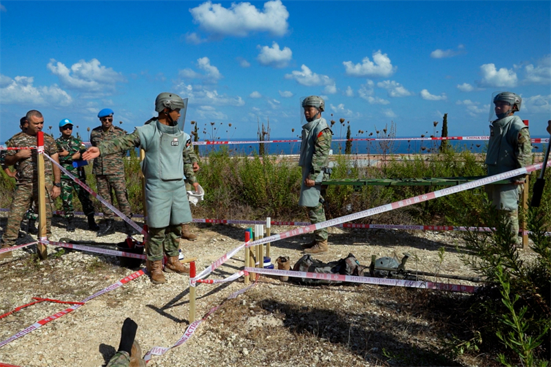 开辟救援通道后向担架手讲解现地情况。张博禹摄