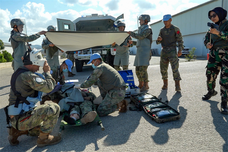 医疗组现地实施急救。张博禹摄