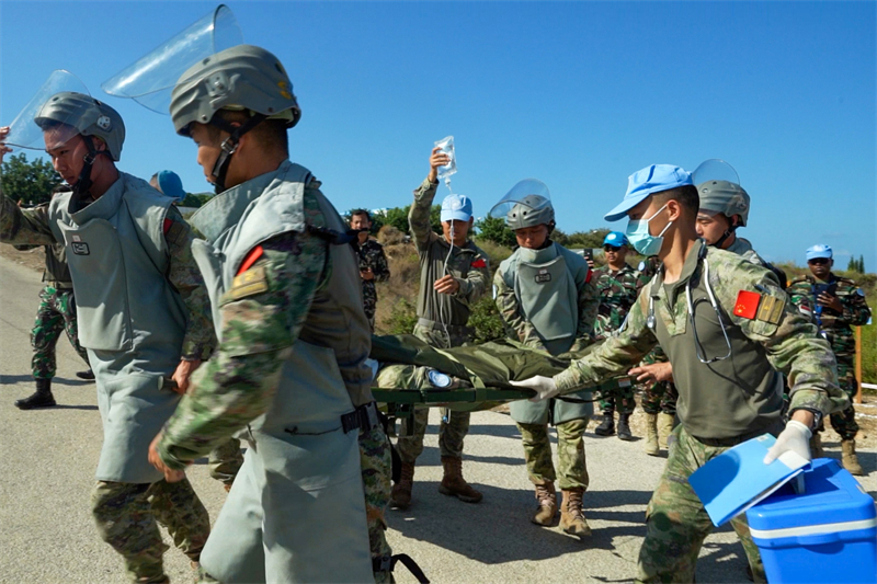 转运伤员。张博禹摄