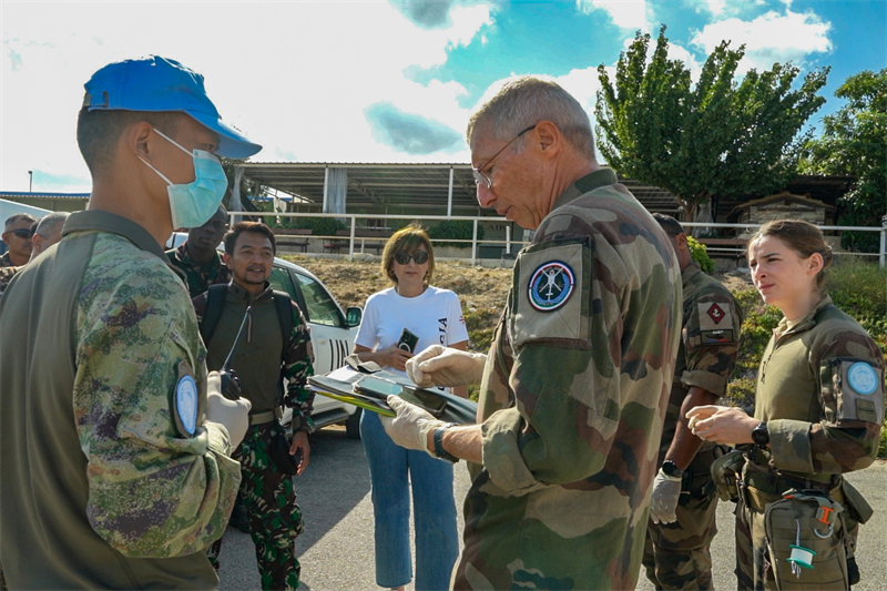 与空中医疗队交接伤员。张博禹摄
