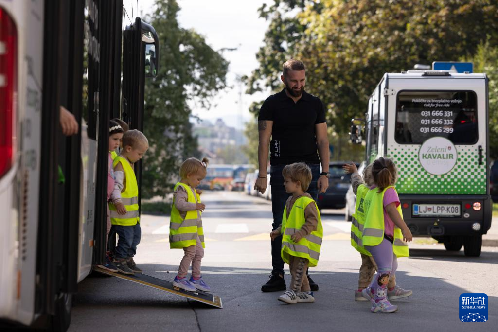 9月22日，在斯洛文尼亚卢布尔雅那“世界无车日”活动中，孩子们学习乘坐公共交通工具所需掌握的各项知识。新华社发（泽利科·斯特凡尼奇摄）