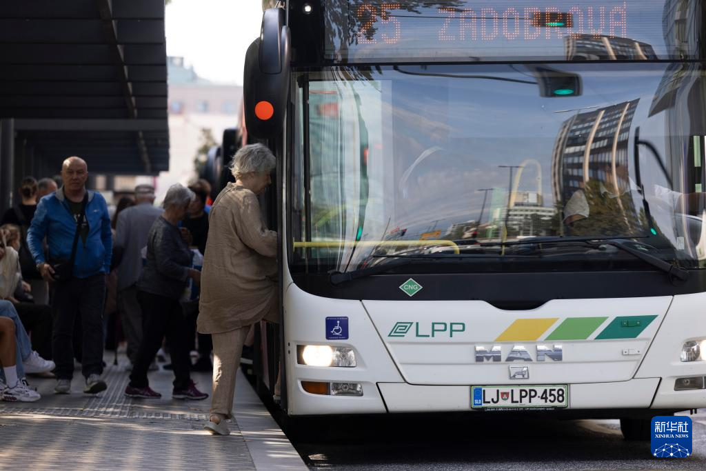 9月22日，在斯洛文尼亚卢布尔雅那“世界无车日”活动中，人们乘坐公共交通工具出行。新华社发（泽利科·斯特凡尼奇摄）