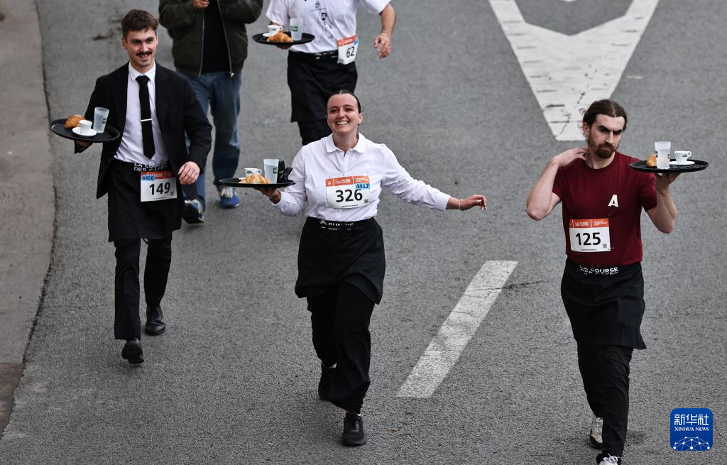 9月21日，参赛者在法国巴黎参加服务员赛跑。新华社记者 高静 摄