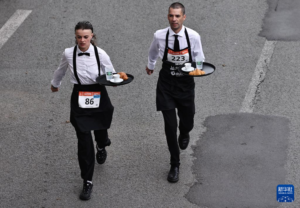 9月21日，参赛者在法国巴黎参加服务员赛跑。新华社记者 高静 摄