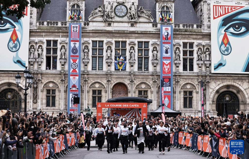 9月21日，在法国巴黎市政厅前，人们参加服务员赛跑。新华社记者 高静 摄
