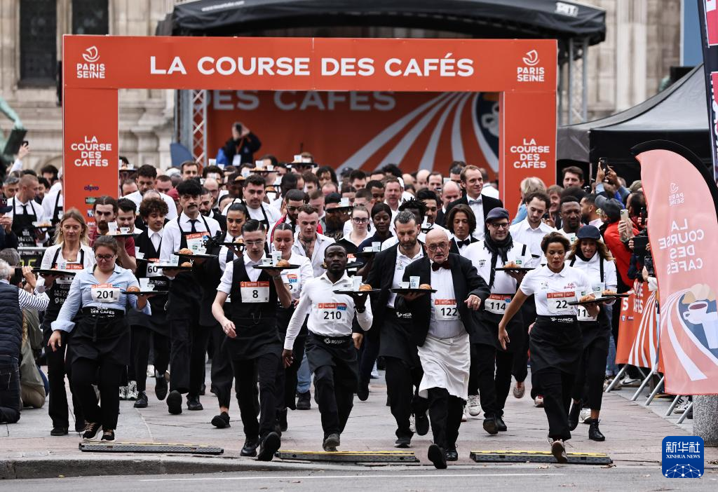9月21日，在法国巴黎市政厅前，人们参加服务员赛跑。新华社记者 高静 摄