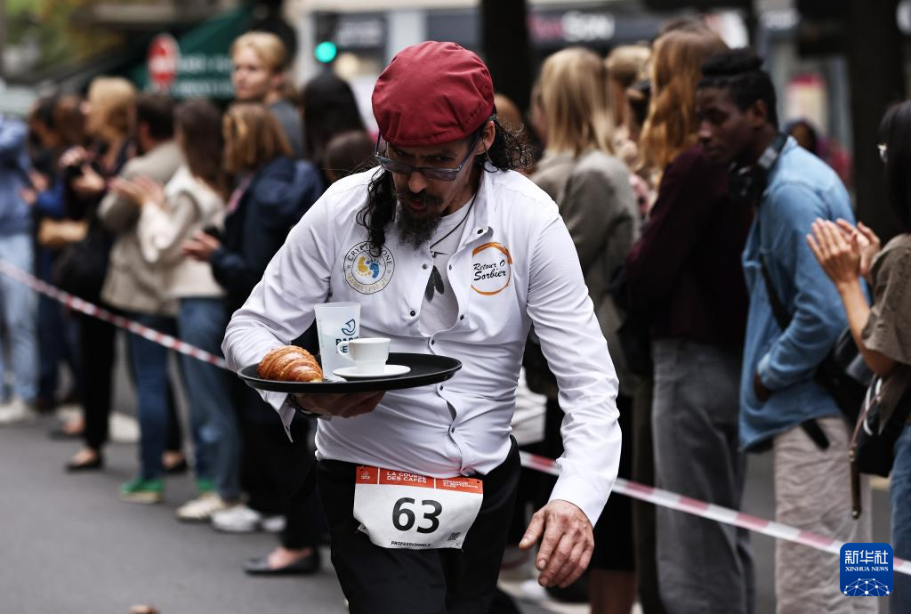9月21日，参赛者在法国巴黎参加服务员赛跑。新华社记者 高静 摄