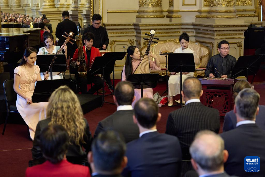 9月22日，中国民乐专场演出在阿根廷首都布宜诺斯艾利斯的科隆剧院举行。新华社记者孟鼎博摄
