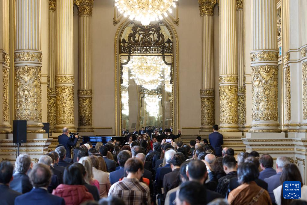 9月22日，中国民乐专场演出在阿根廷首都布宜诺斯艾利斯的科隆剧院举行。新华社记者孟鼎博摄